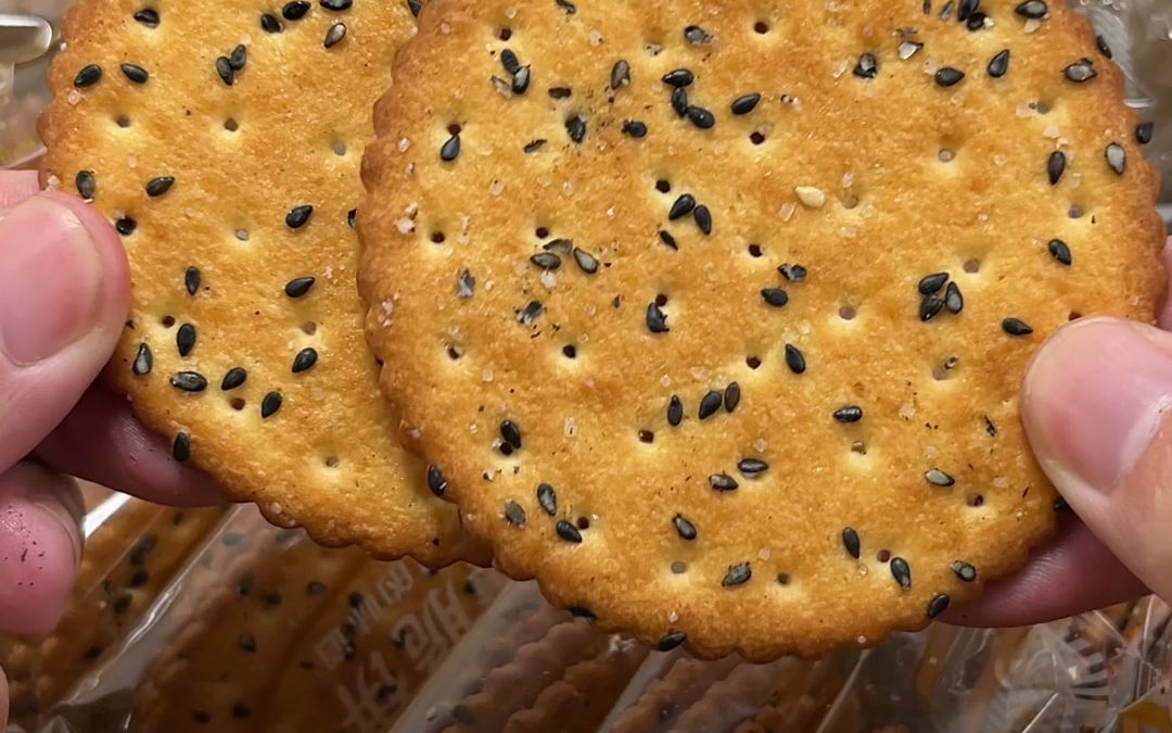 老式芝麻饼干,还是那么香那么的好吃,满满的童年回忆