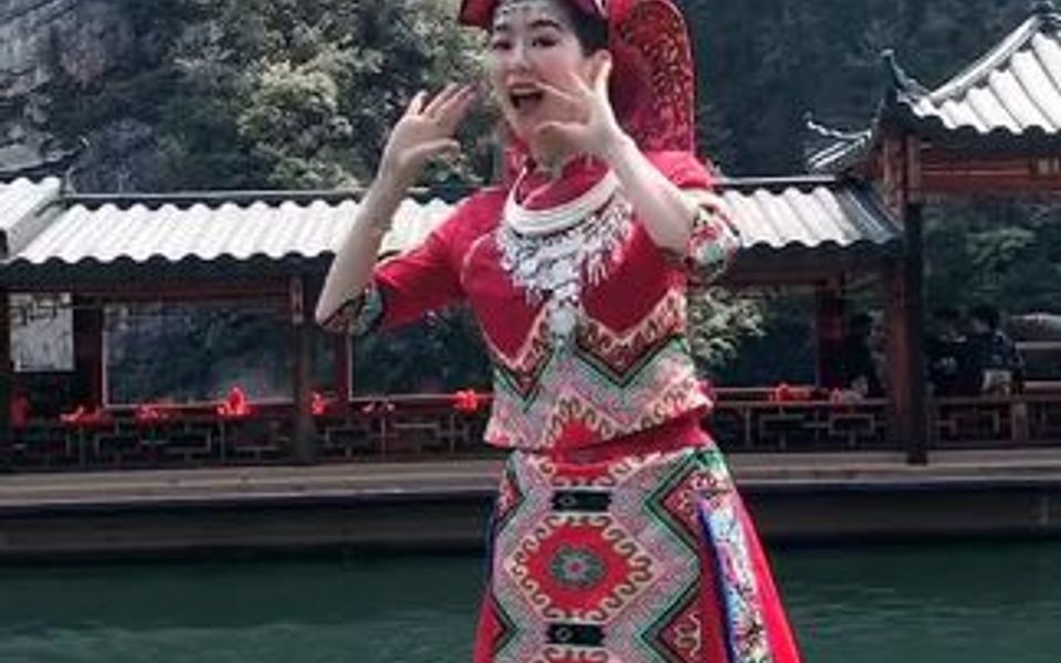 [图]阿妹给你唱山歌，这里是张家界宝峰湖，特别美的自然风景，一定要来看哦！