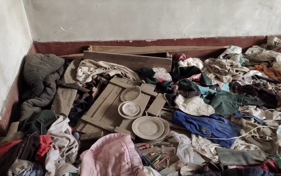 探秘废弃70年代居民楼屋内遗留大量私人物品看看有什么发现