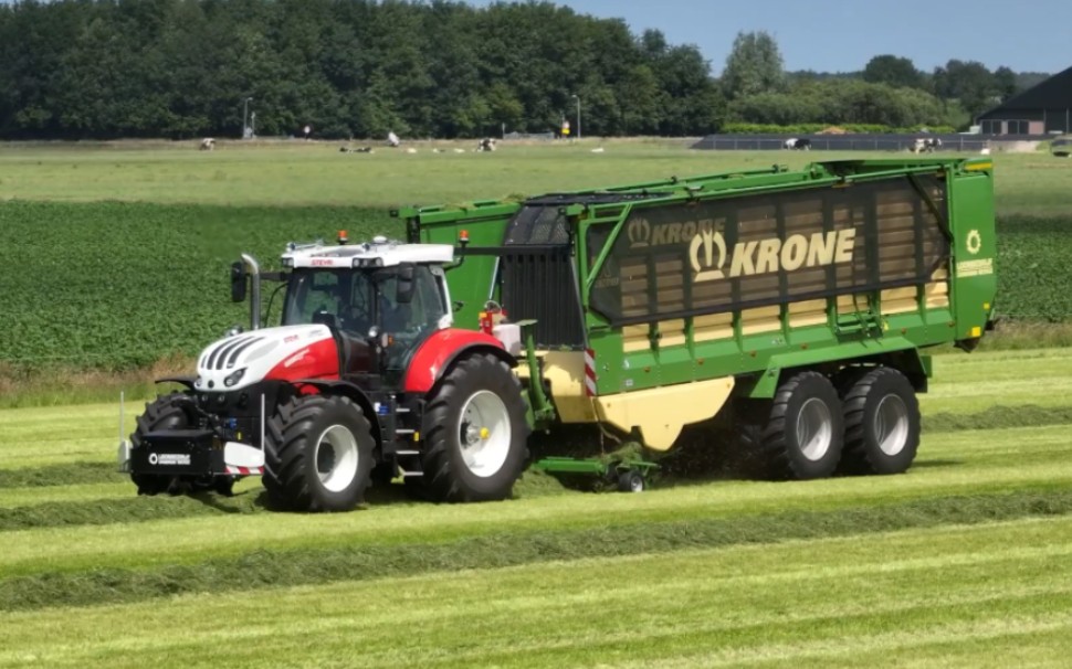 斯太尔(steyr)6220 absolut cvt拖拉机搭配科罗尼(krone)zx470d散草