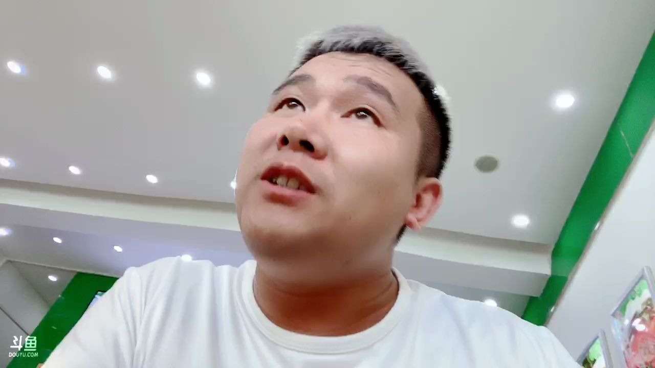 静静地看着传奇装b.串哥已带小乔回车库