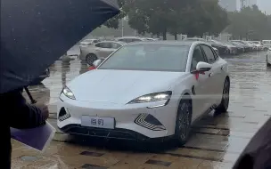 Скачать видео: 雨中提一台极光白海豹是什么体验