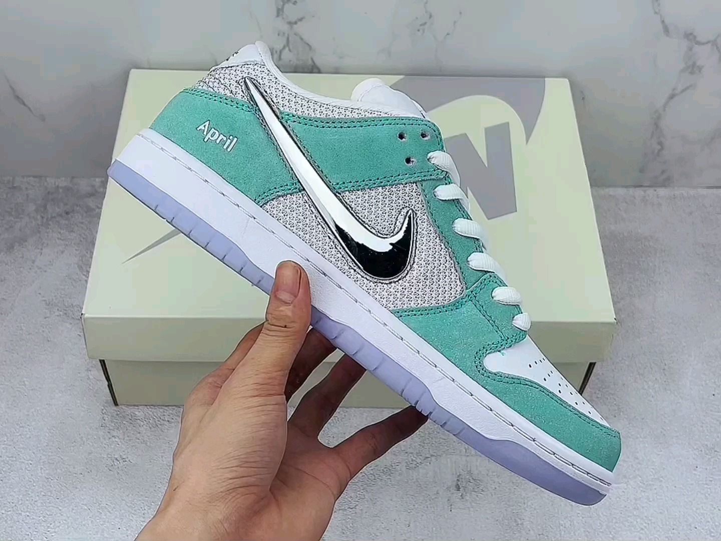 april 冰蓝 冰封玫瑰 镜面勾 网面 货号:fd2562 400 nike sb dunk low