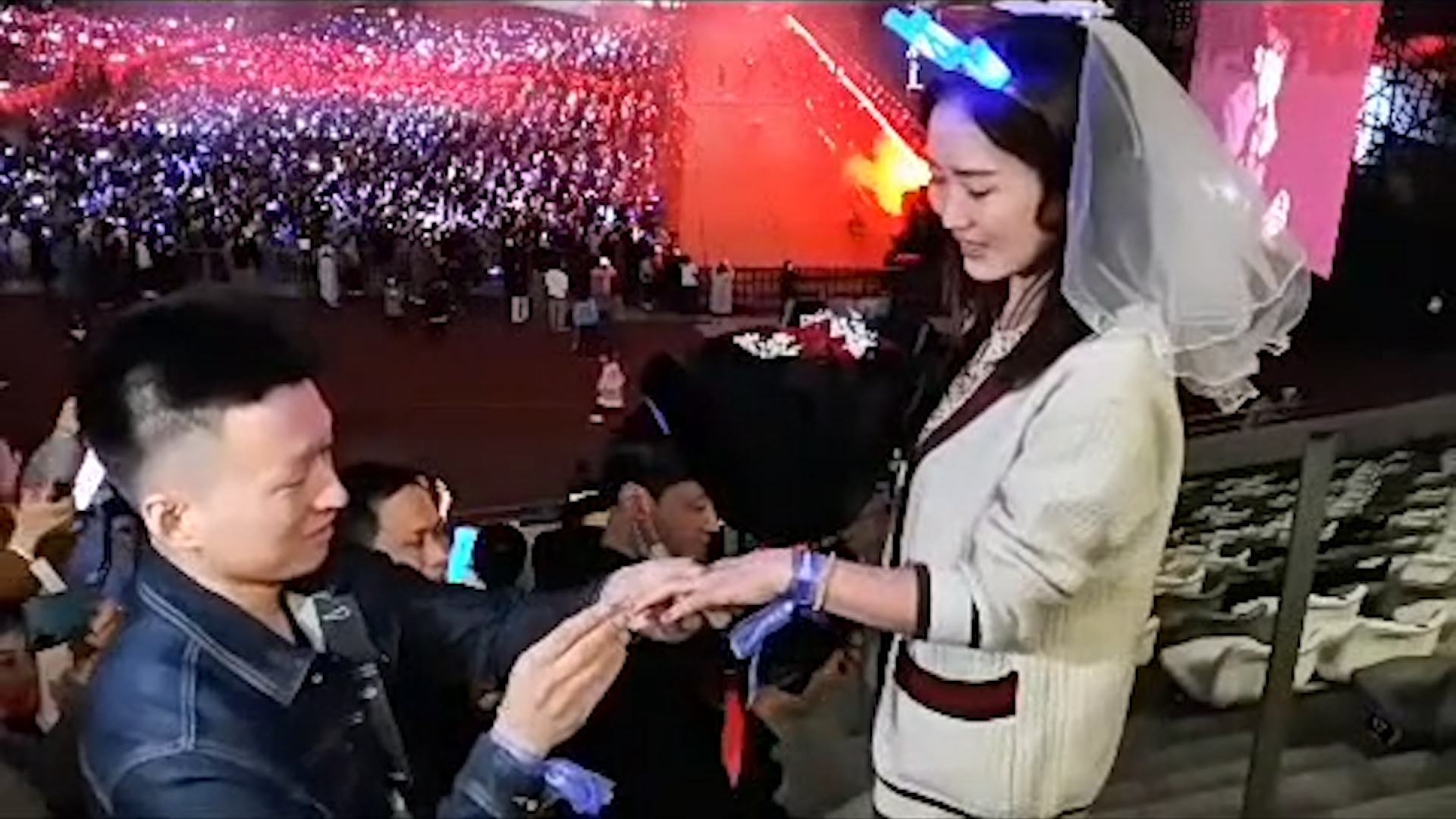 [图]太浪漫！小伙在张杰演唱会现场求婚，卡点为女友戴戒指：这就是爱