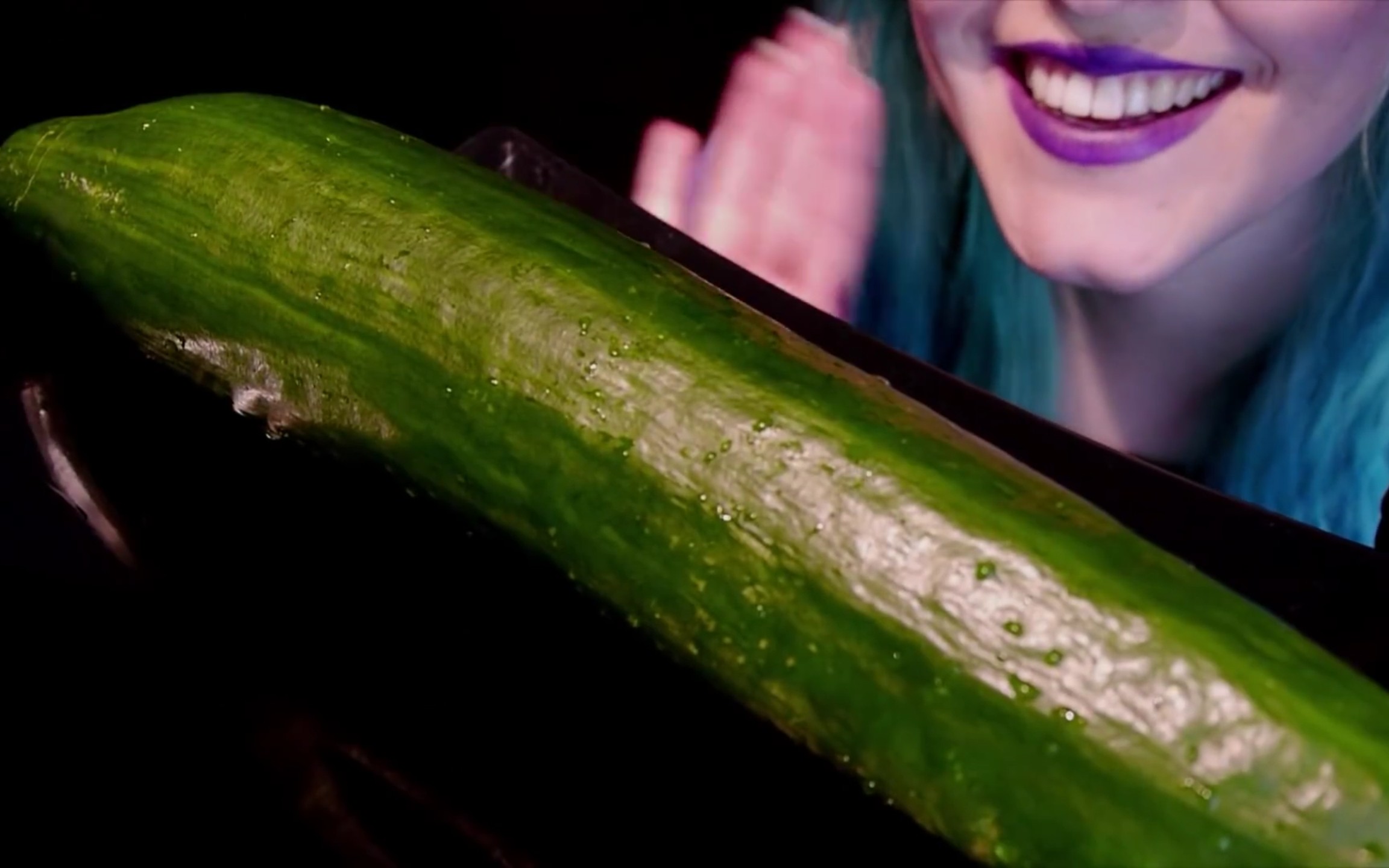 小姐姐吃一根超大的黄瓜