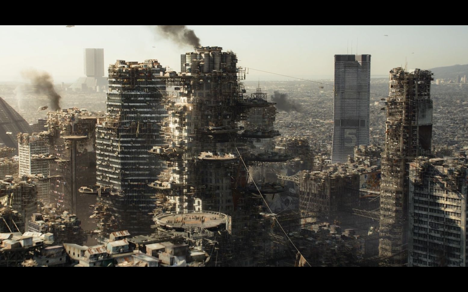 【科幻片】百年后的地球化为废墟荒原,富人在太空重建极乐世界