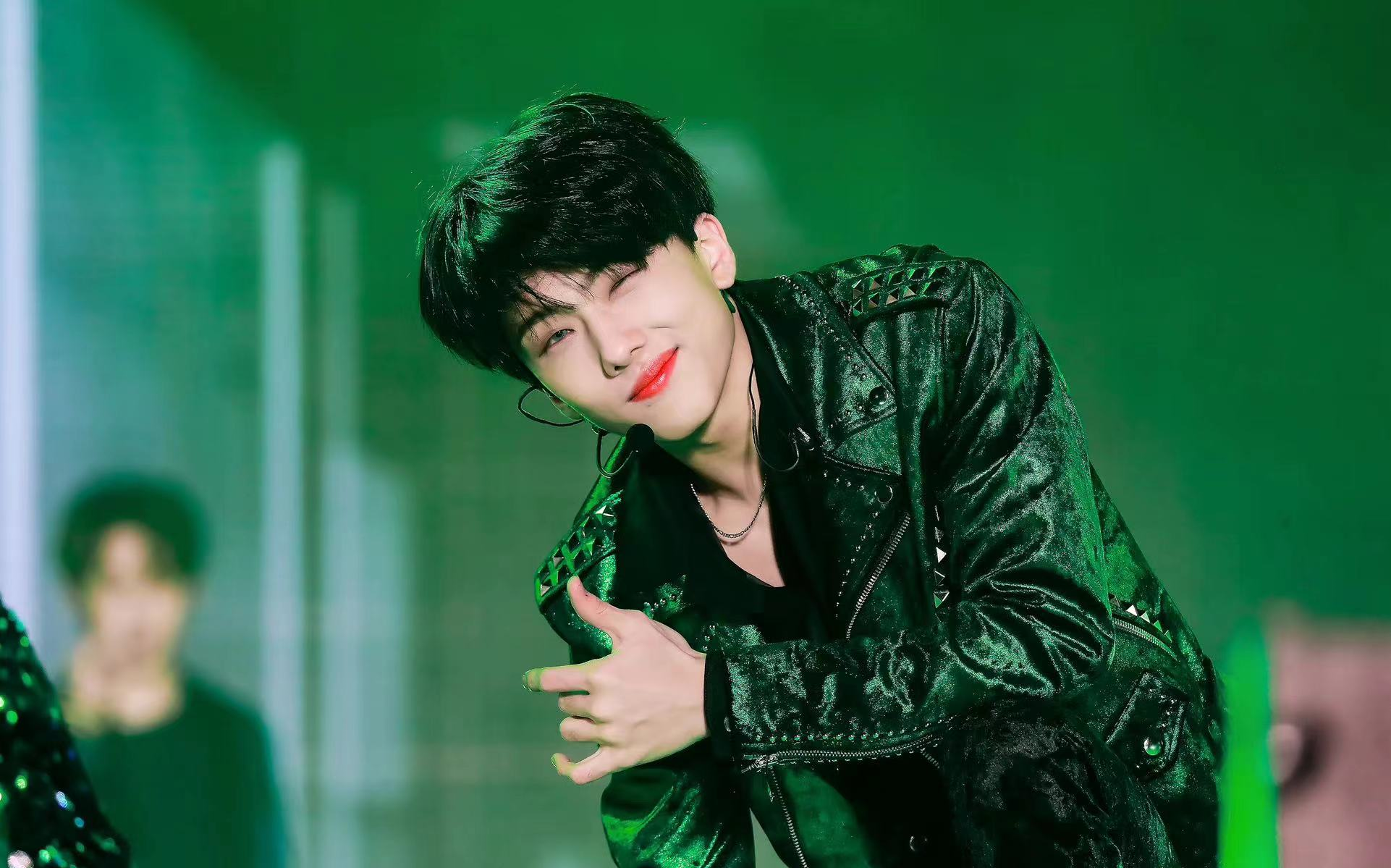 【朴志晟】绿皮衣浅瞳 19年最后一天的蛇院小少爷《boom》直拍