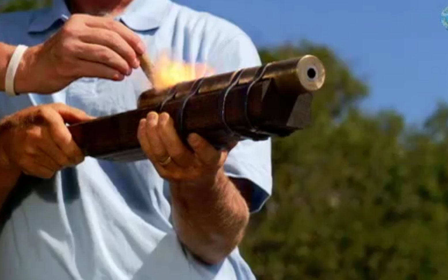 三个小伙用雪茄点火门枪,也叫手炮,效果惊人