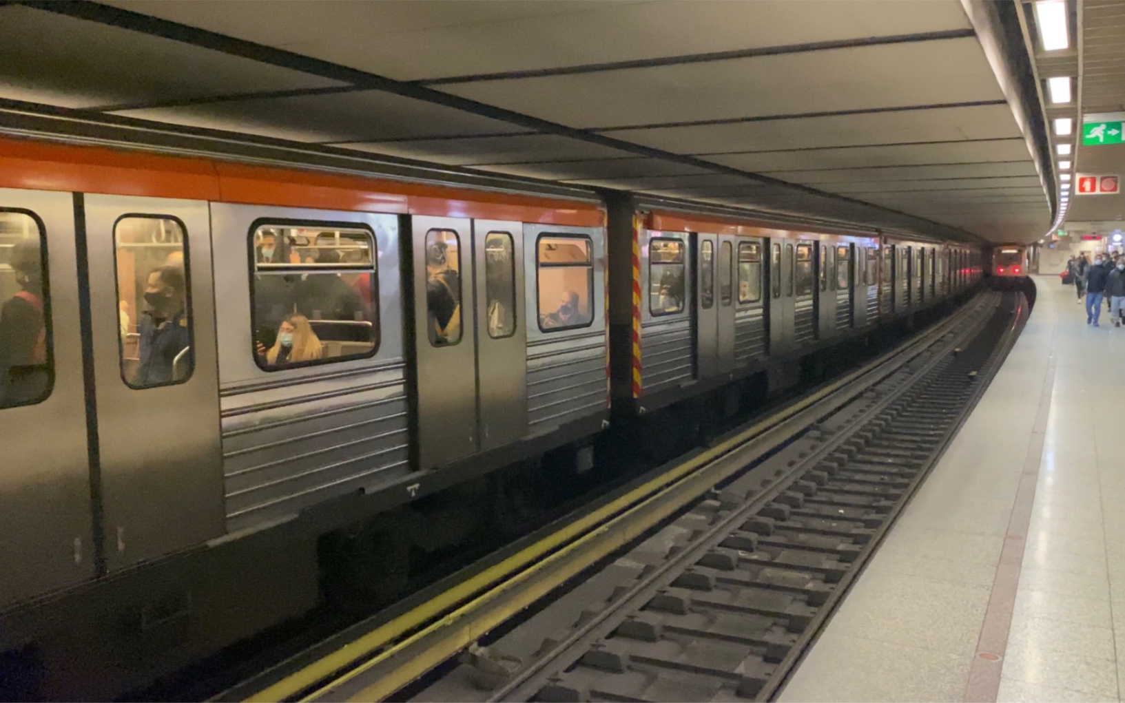 希腊雅典地铁2号线列车出syntagma宪法广场车站