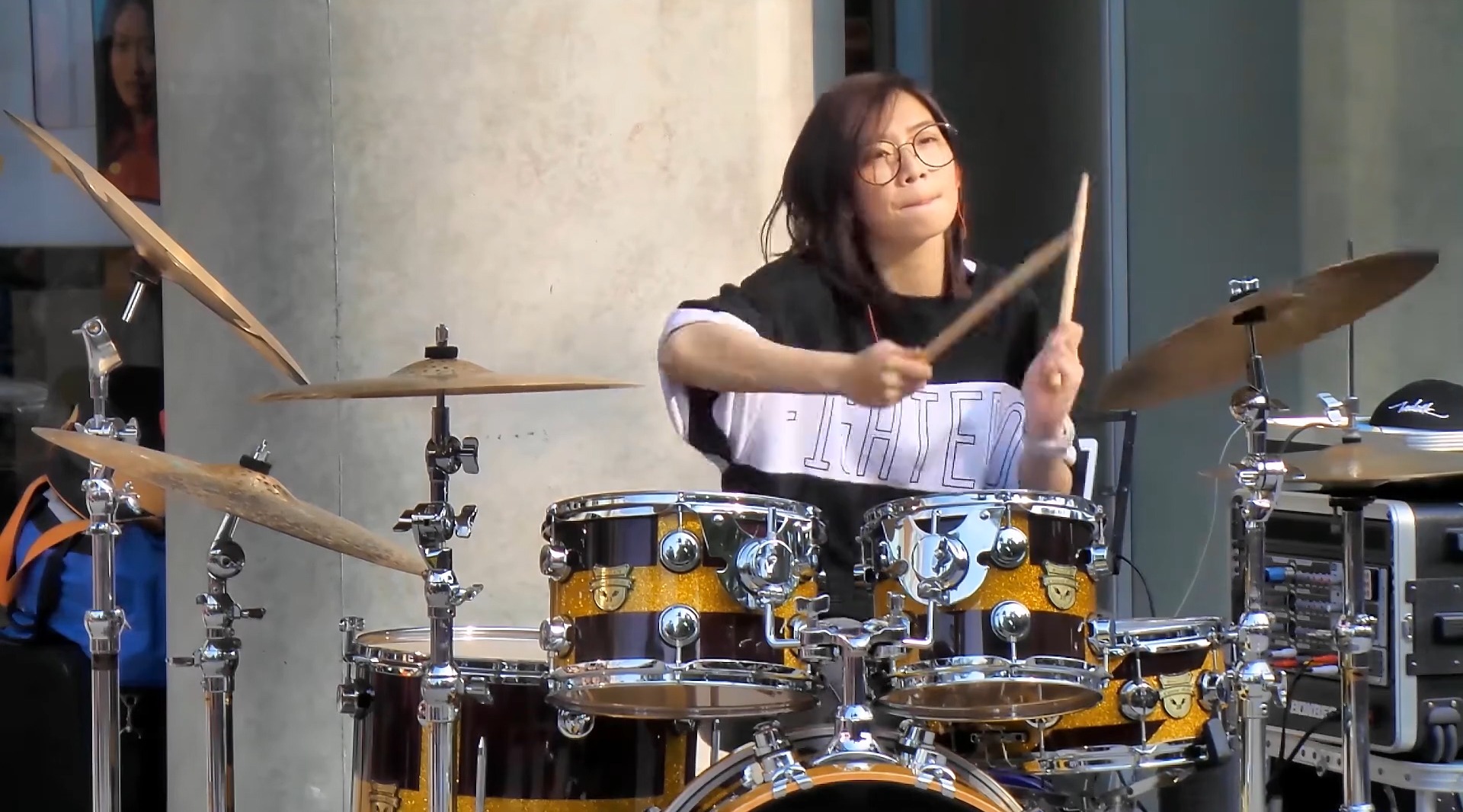 帅呆,台湾小美女罗小白敲架子鼓《我们不一样》