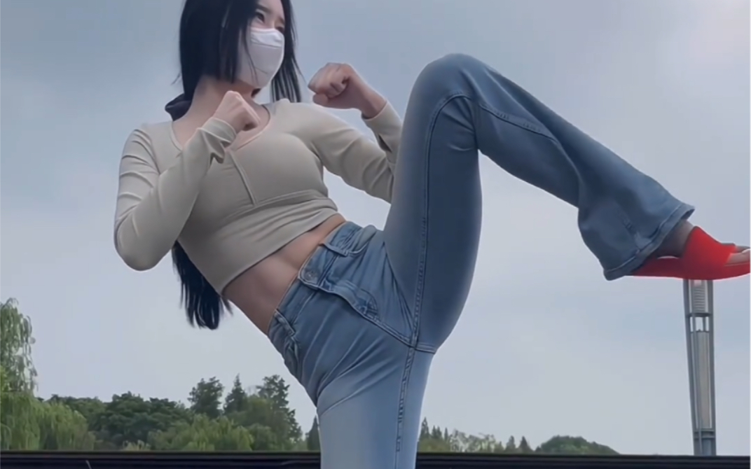 牛仔裤动作戏——李庚希