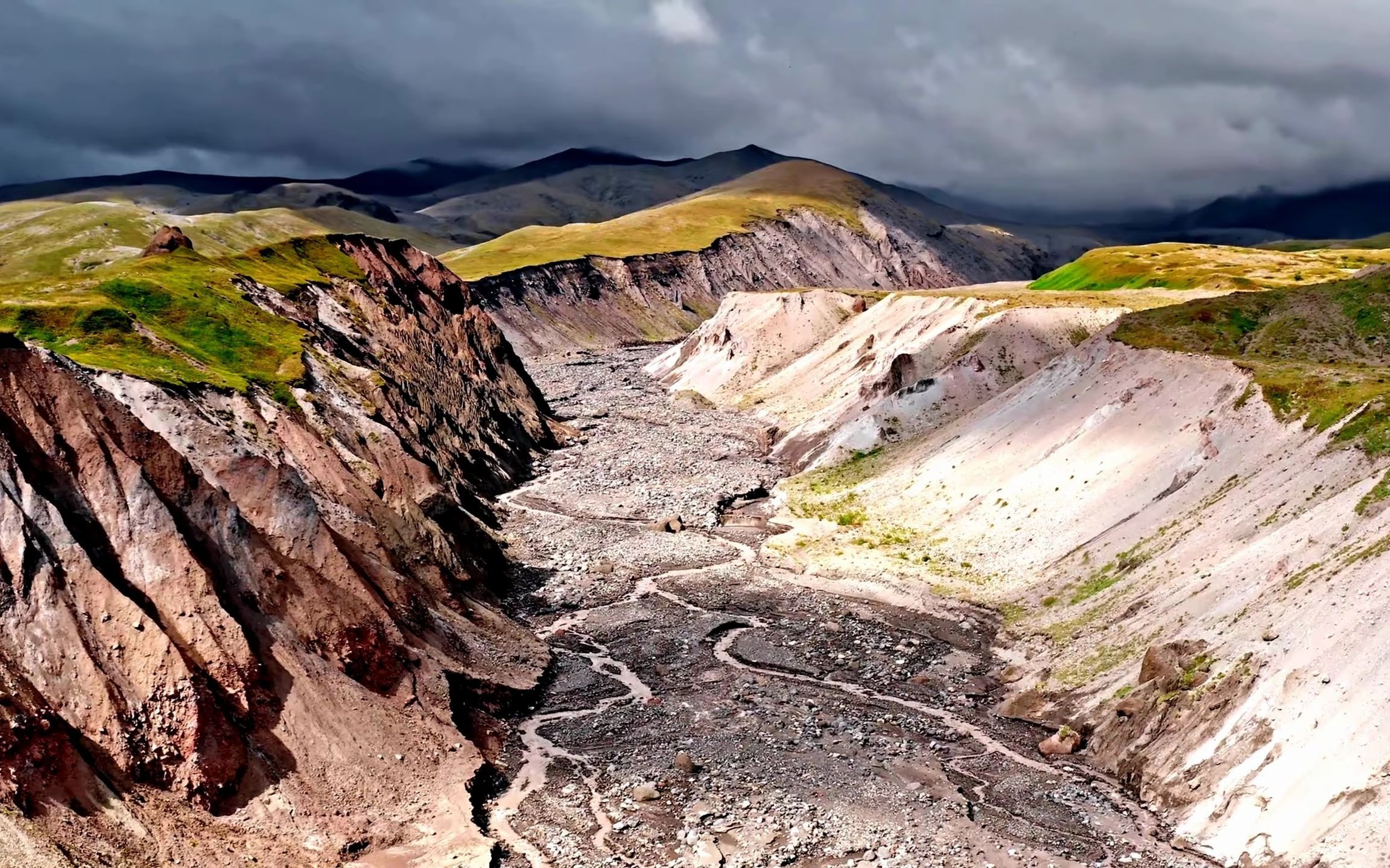 [图]飞越地球 - 俄罗斯Klyuchevskaya活火山 4K HDR