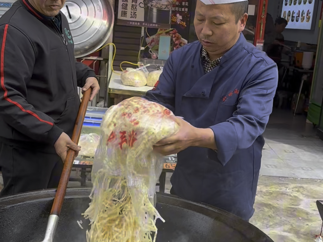 山西长治偶遇街头美食【长子炒饼】烟火气十足的大锅炒饼您喜欢吃吗?#长治美食哔哩哔哩bilibili