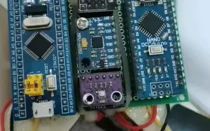 Descargar video: STM32有刷四旋翼来个特写，昨天PID没调试好直接起飞撞墙，改天有空调试好，再飞！