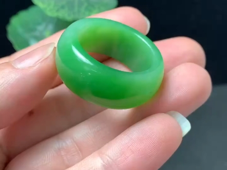 和田玉碧玉老料粉阳绿扳指 色阳怡人 玉质油润 脂粉足 品相完整 内径