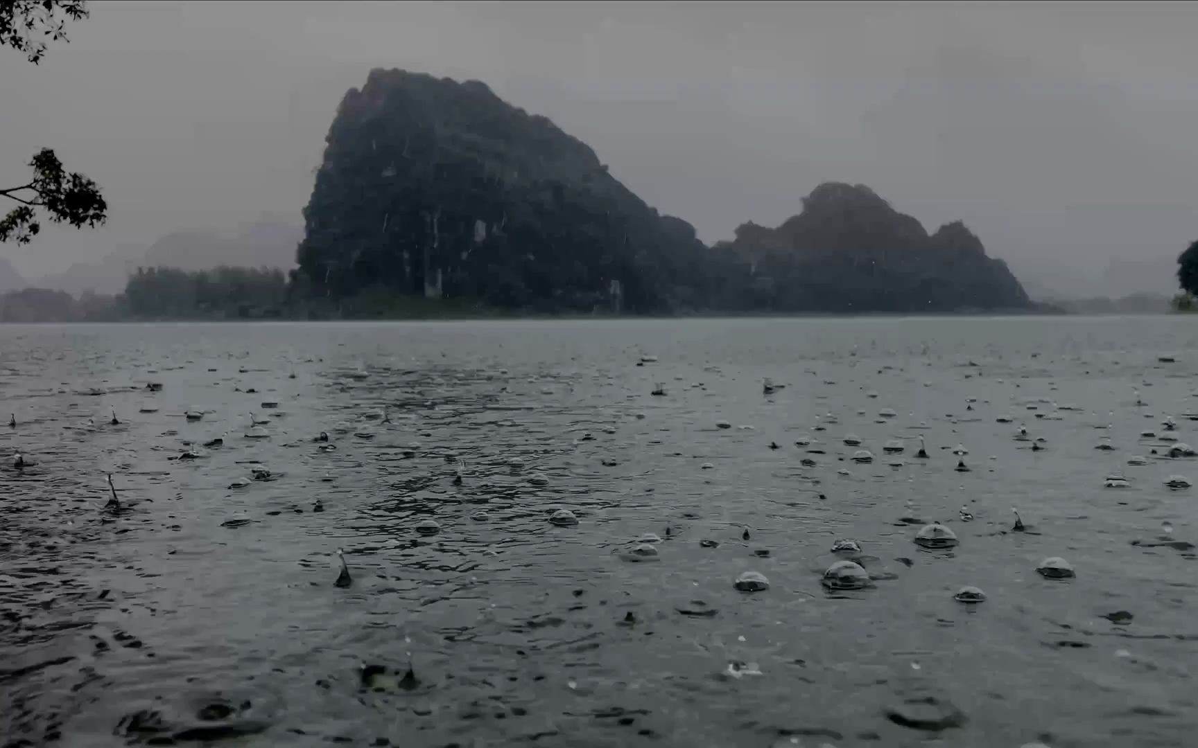 [图]【真实雨声】30分钟 | 大雨落在湖面上