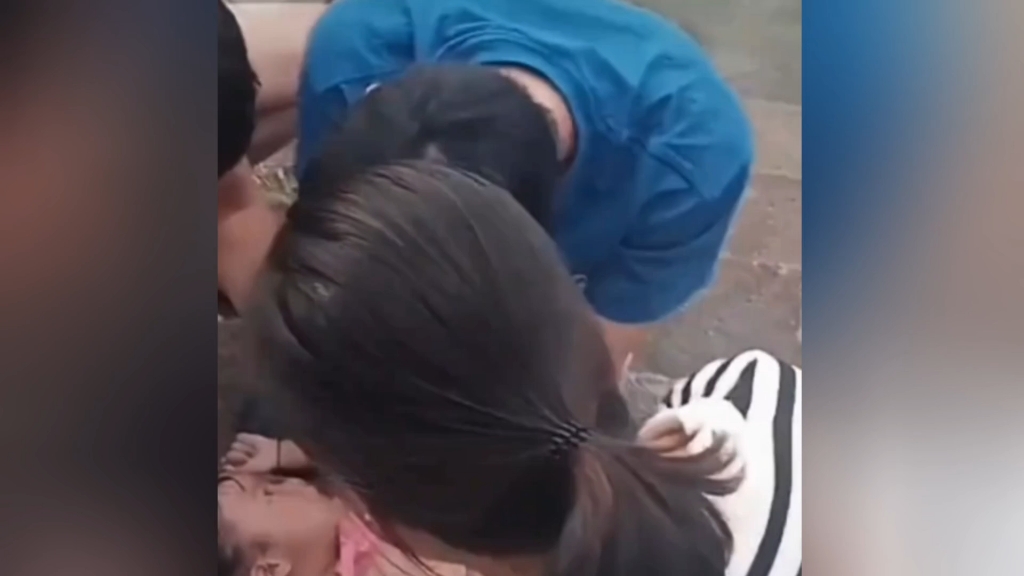 百万网红勇救溺水小女孩