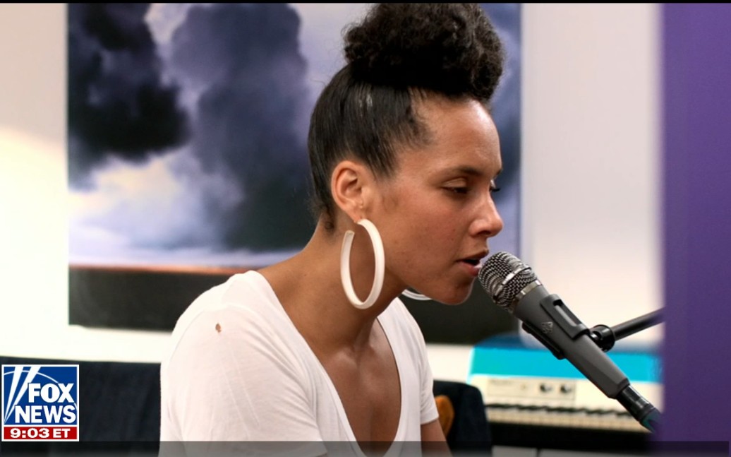 枪姐aliciakeys最新全明星居家演唱会现场动情献唱热单underdog