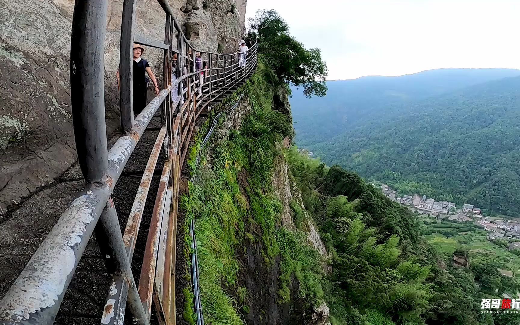 雁蕩山方洞景區雁蕩山獨特的地質地貌鐵索橋懸空而行