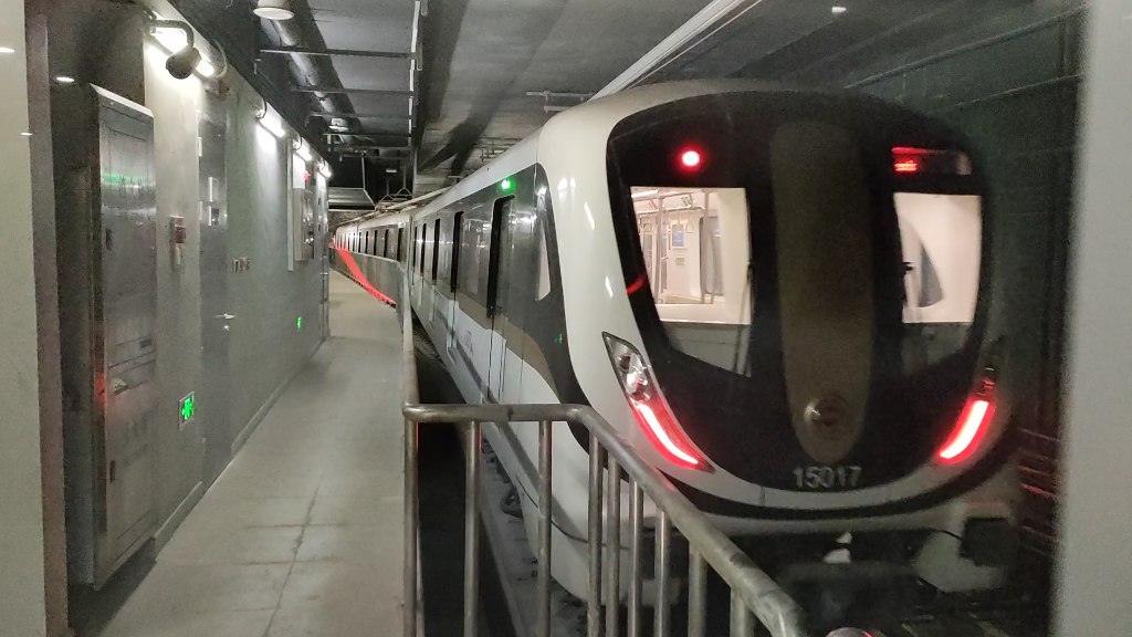 上海地铁15号线15017顾村公园出站进