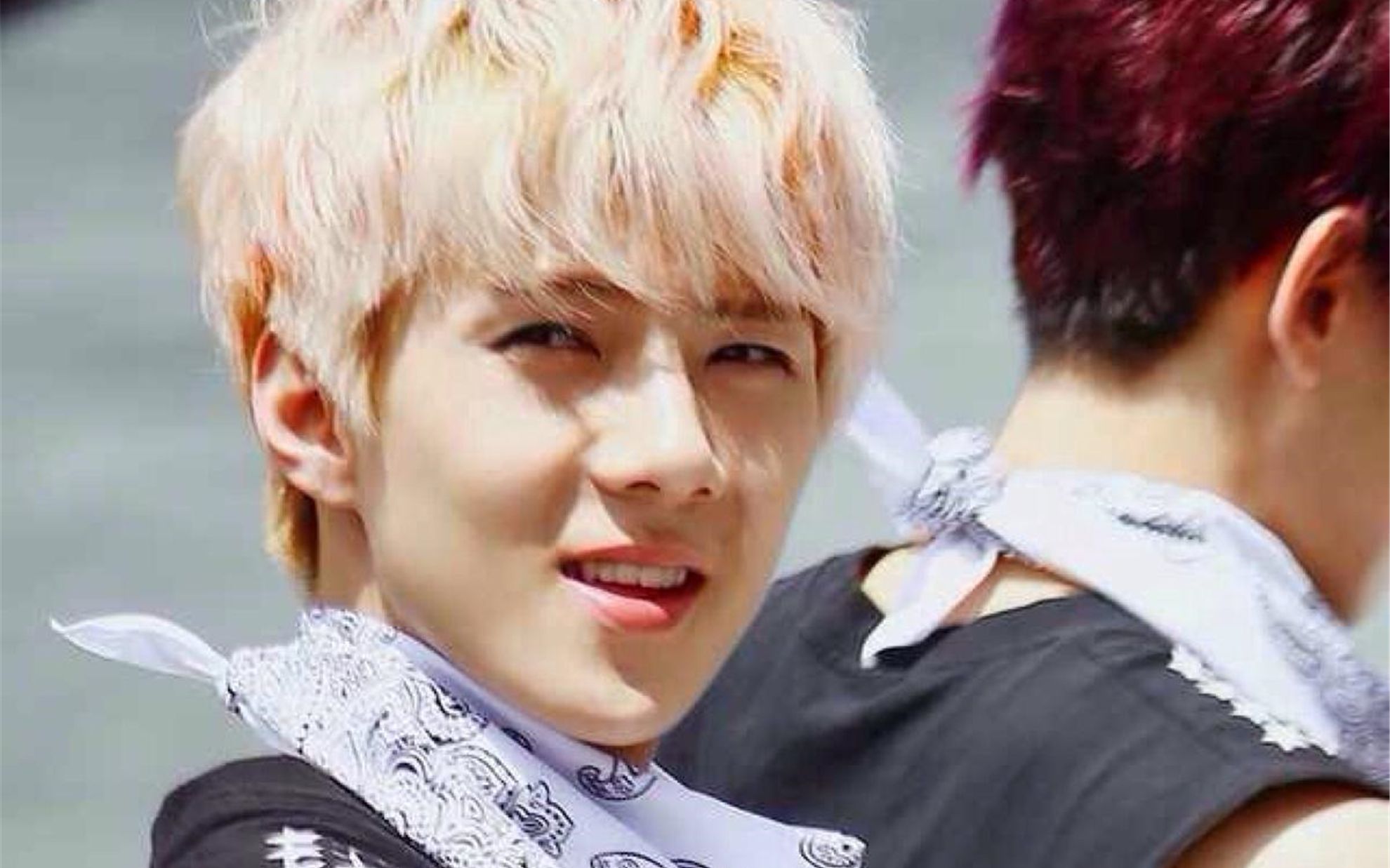 吴世勋绝对是被刘在石和李光洙带坏了,躲藏直接往地上一趟,可爱