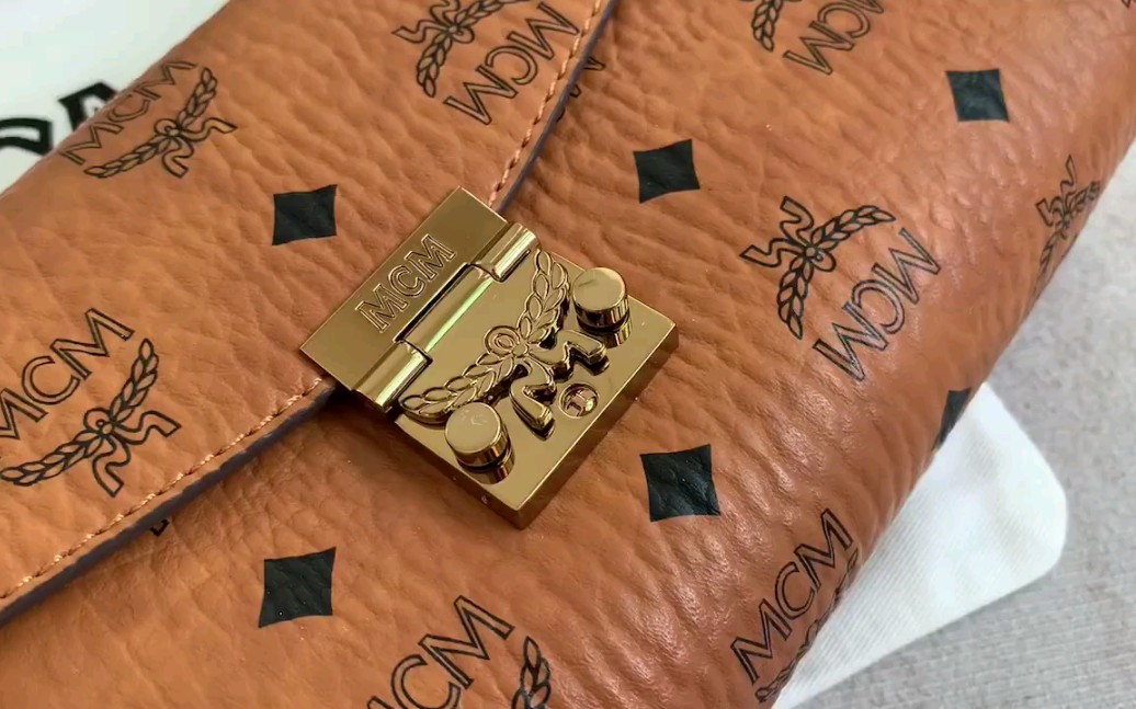 活动  *mcm*女包韩国经典20新款小号信封包 单肩斜挎翻盖中号铆钉链条