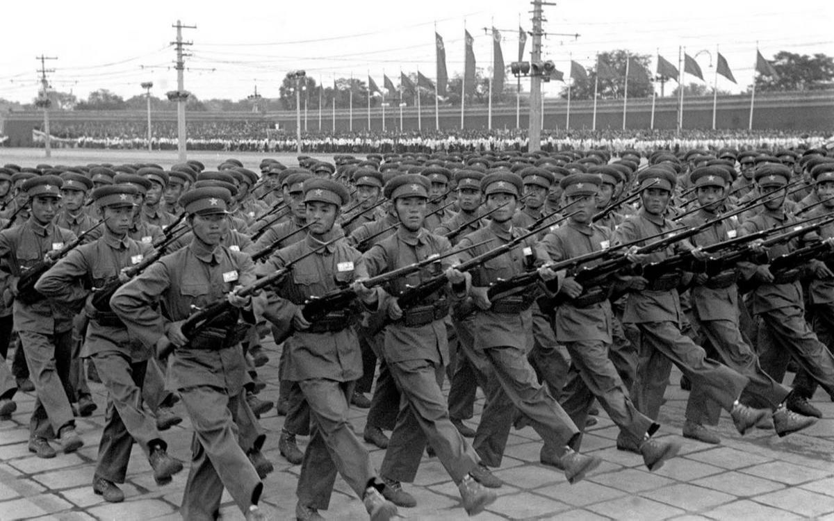 新中国初期的大阅兵场景,战士们个个都彰显着军人血性!