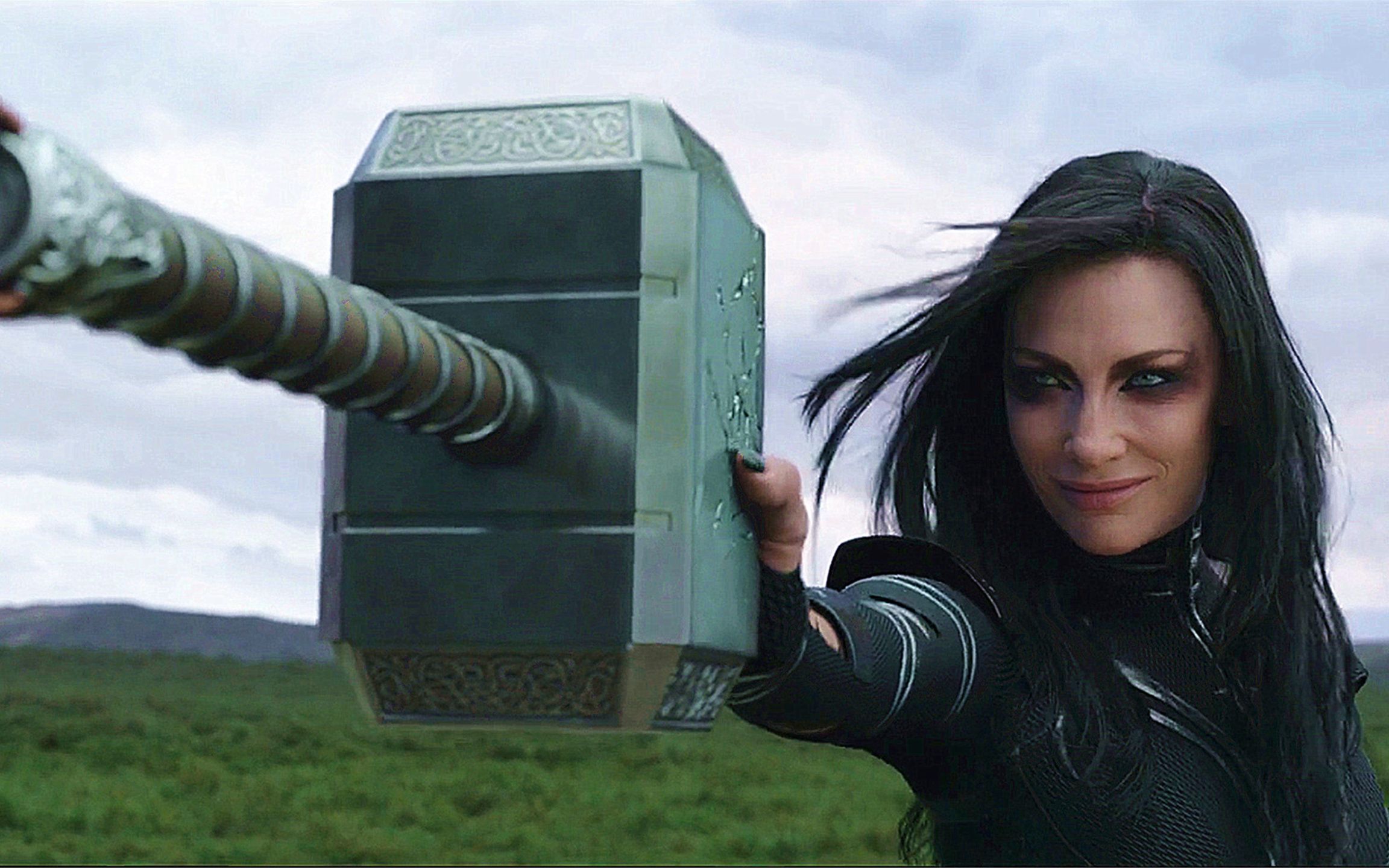 电影:女人单手捏碎锤子!雷神差点急哭,幸好有绿巨人帮忙解围