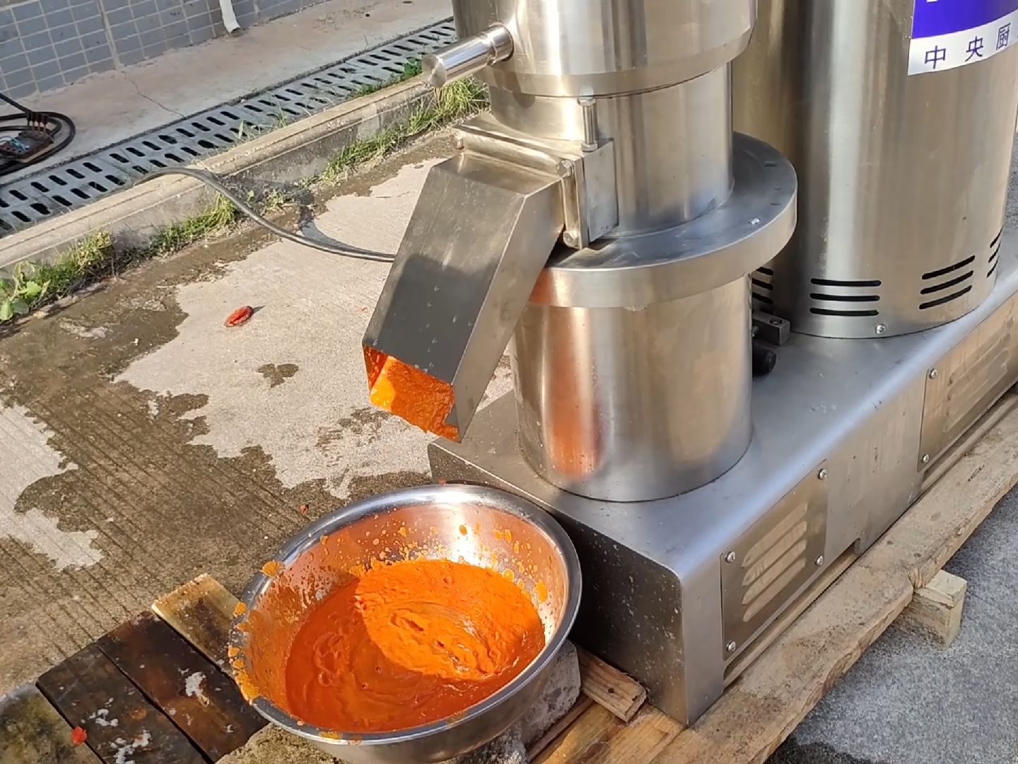 大型骨泥机你了解多少?适用于食品加工厂专用的骨泥磨 磨泥机