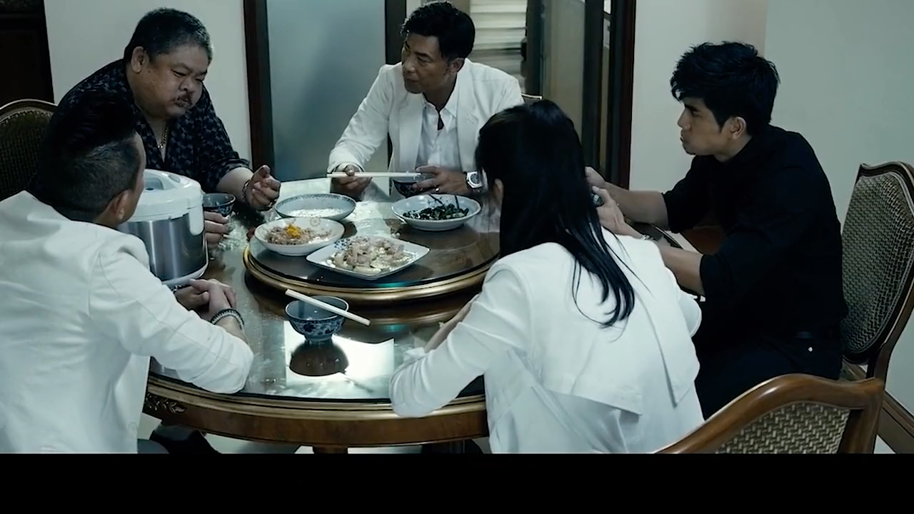 黑白迷宫龙叔背叛了大家却当成没事一样继续吃饭