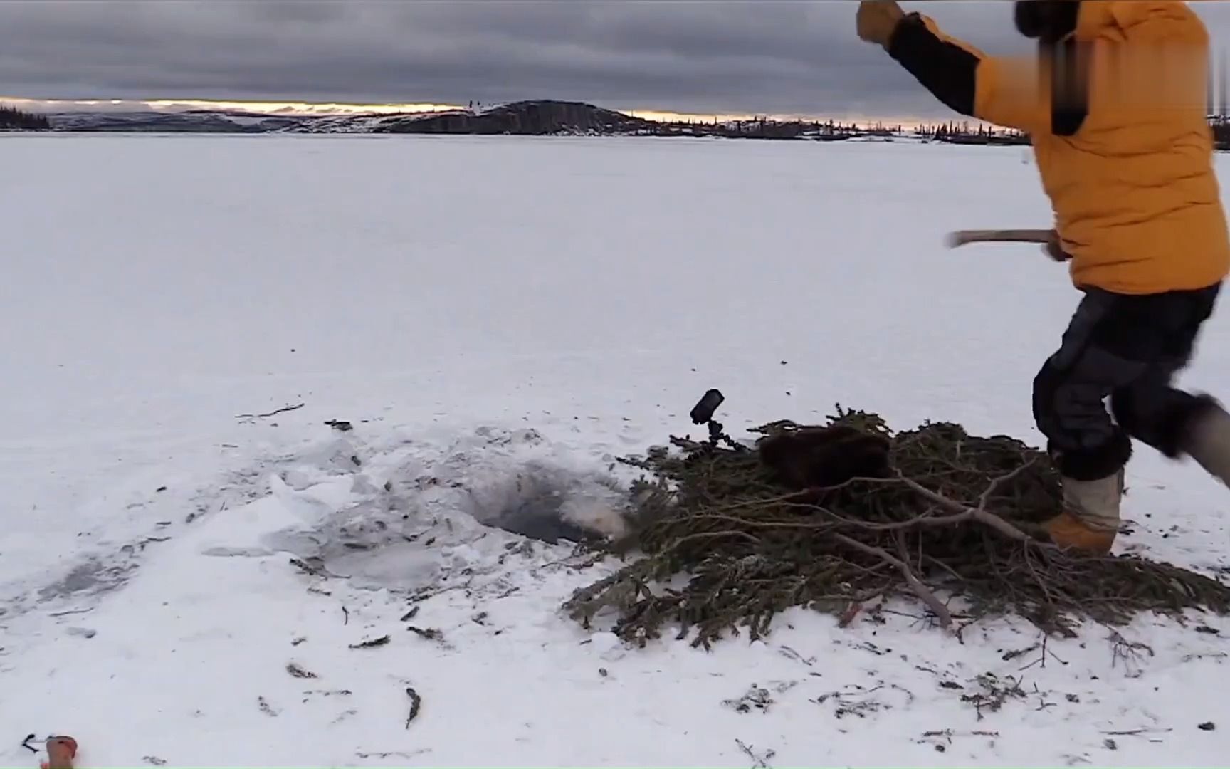 十人北极荒野求生,冰面路亚钓10公斤湖鳟,设网摔的鼻青脸肿