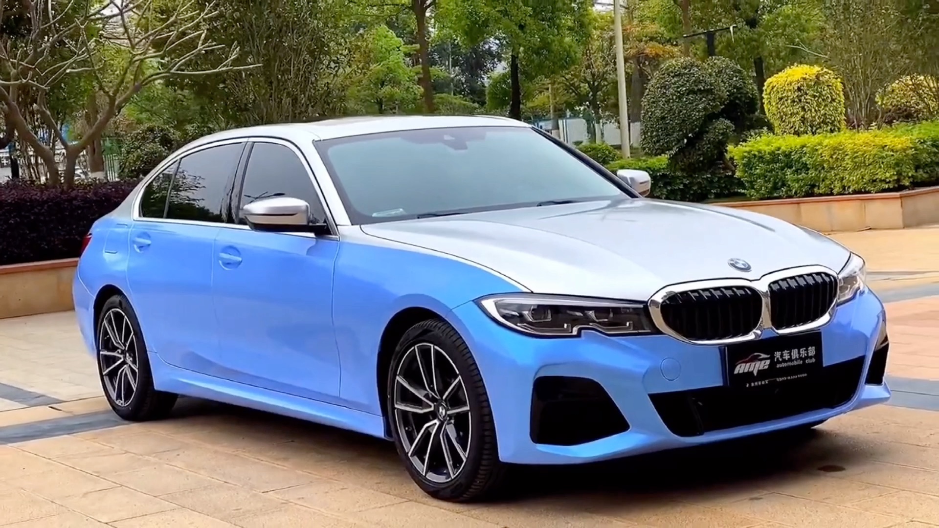 别样的宝马3系改色贴膜,车身双拼改色效果,非常有个性的另类