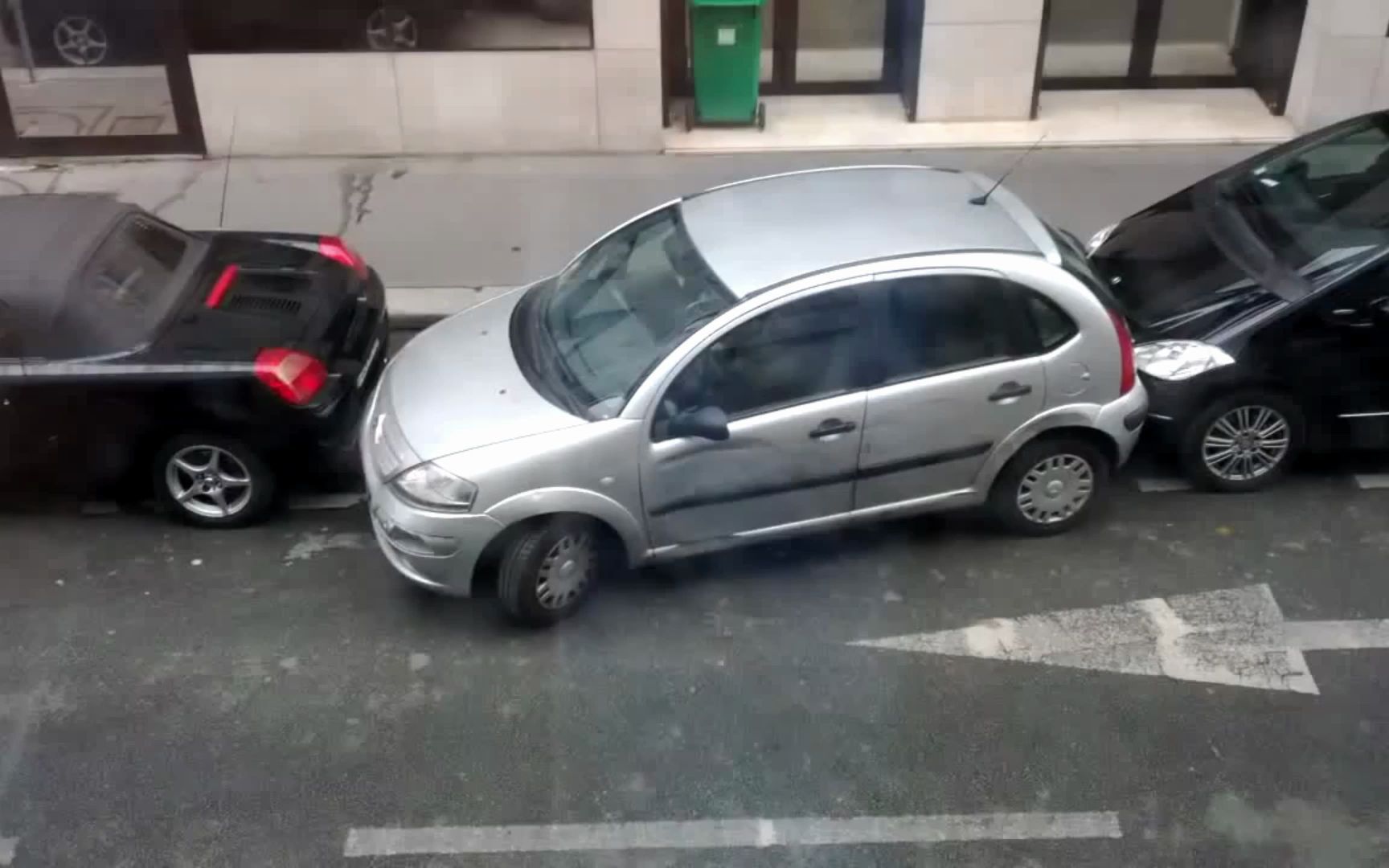 野蛮女司机侧方位停车被难住用车头直接撞开前车