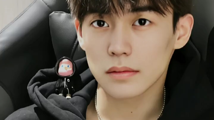 我不喜欢抽烟的男生但余庆伟不一样他抽鞭炮我也喜欢