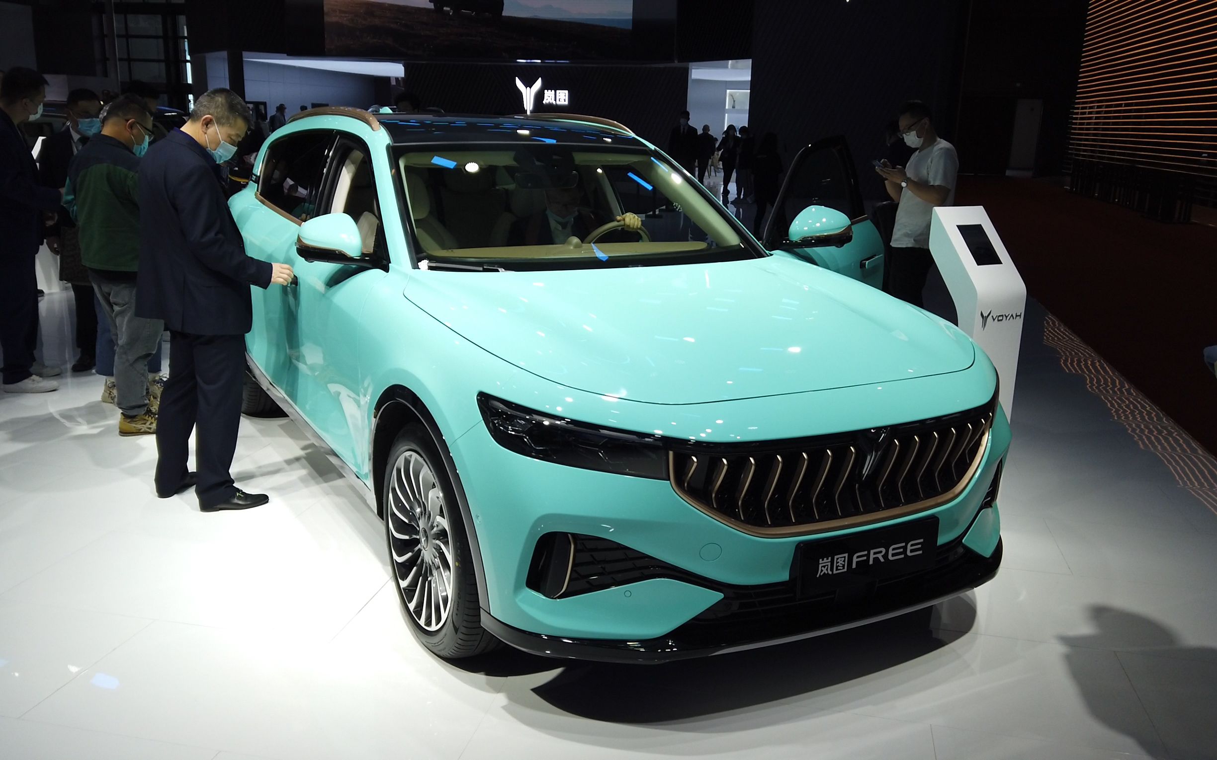 实拍东风岚图free,超大显示屏可升降,增程技术还你自由