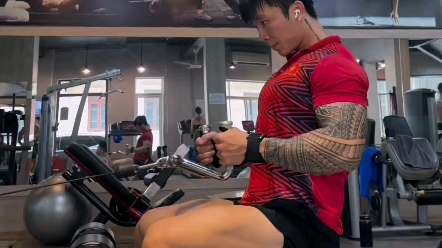 大块头肌肉男健身房日常,胸肌大四肢发达通讯录甜菜