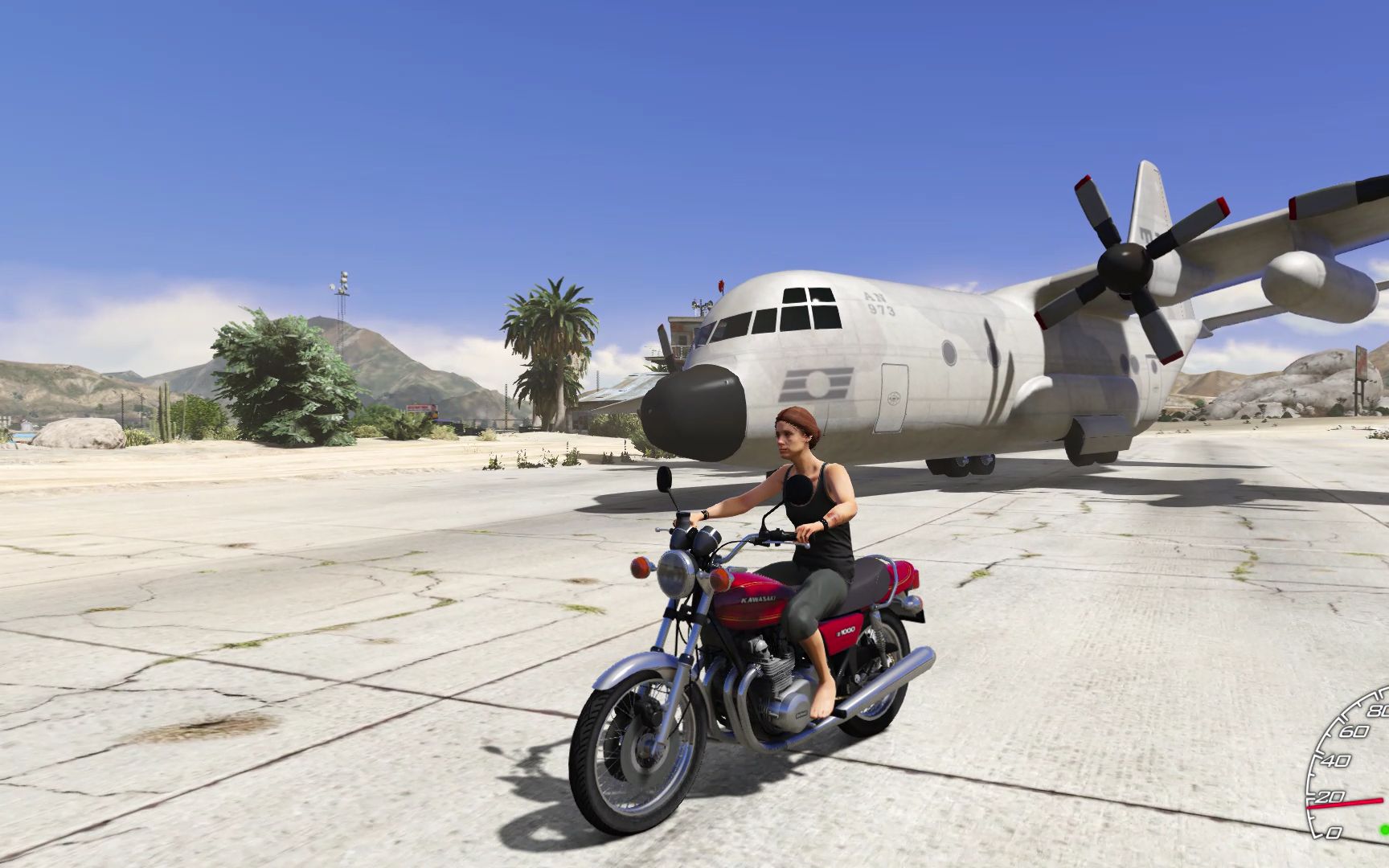 gta5:麦克叫我用老嘉陵去拖动一架运输机,这摩托车动力太强了!