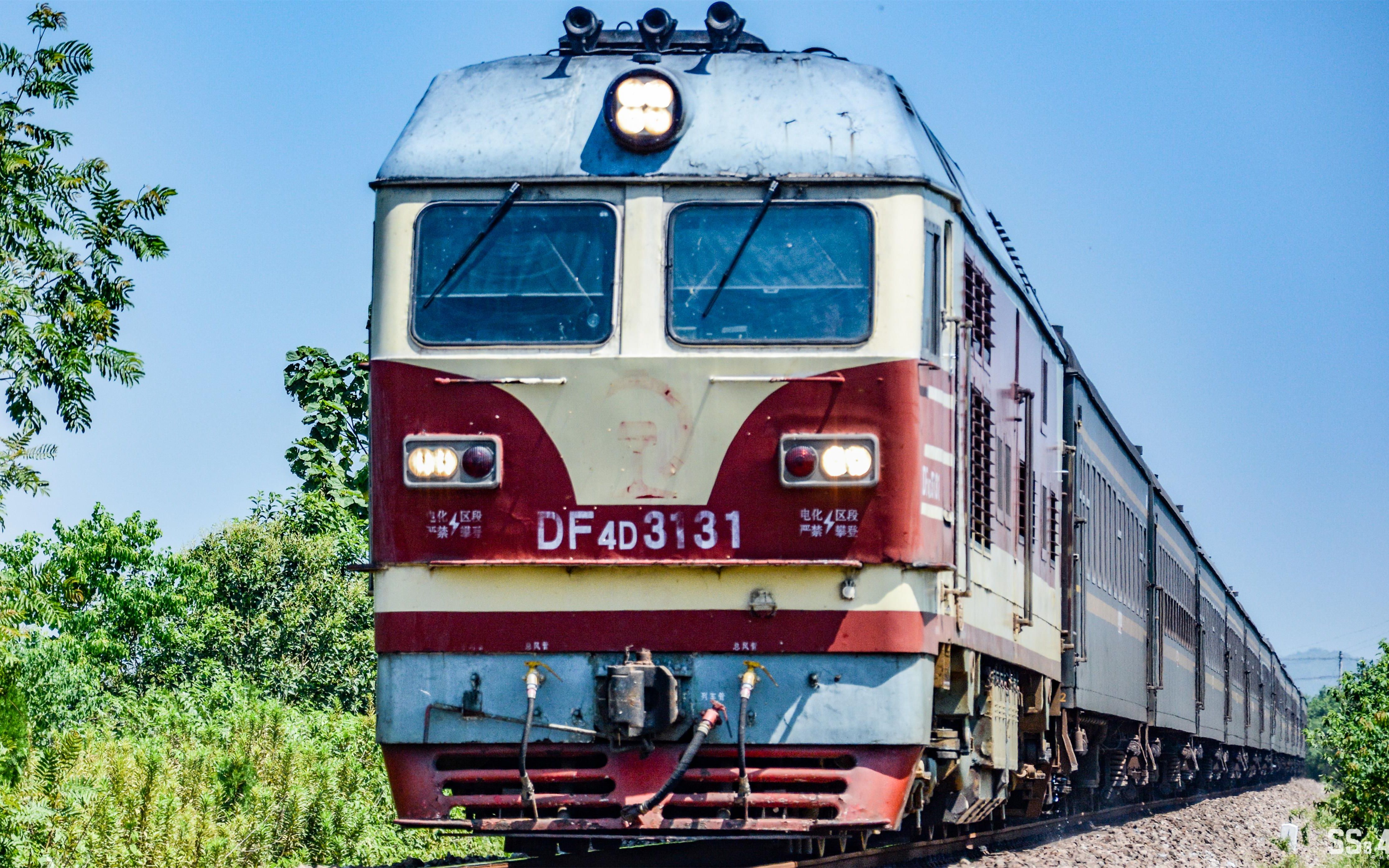 鹰厦铁路东风4d轨检车缓缓出站,鹰潭南站方向