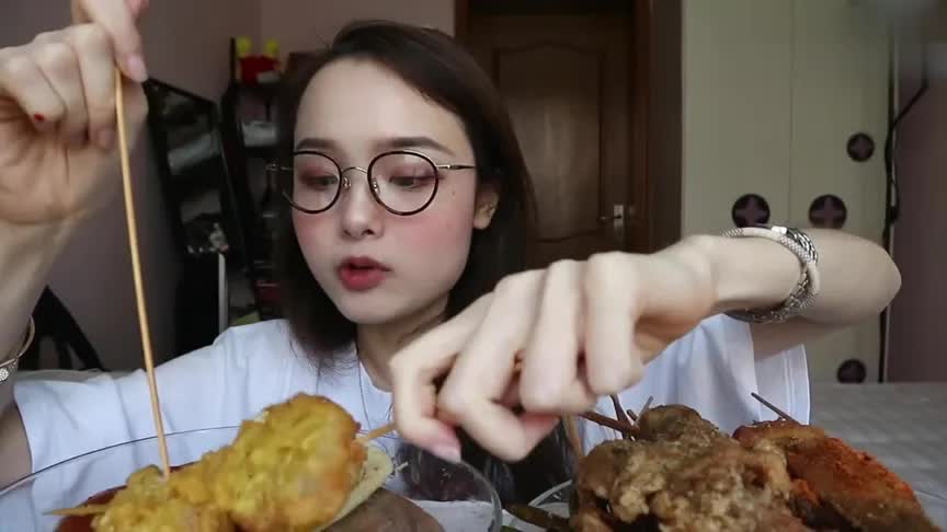 哎呦阿尤,一人独食100元路边摊夜宵炸串儿,妹子胃口真大(1)_哔哩哔哩