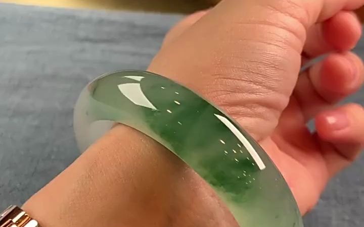 冰种通透强荧光飘蓝花翡翠手镯 56mm