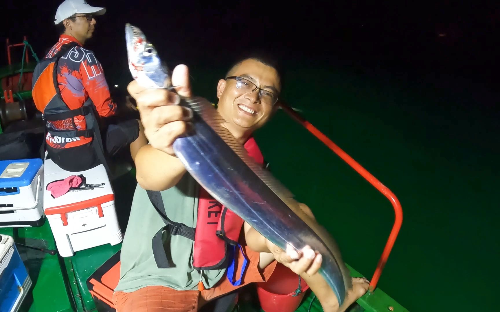 深海夜钓带鱼太刺激,渔夫3个冰箱都装满鱼,进货都没这么多的