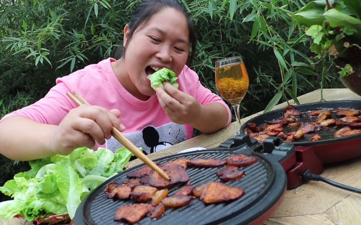 胖妹嘴馋整2锅烤肉下肚吃得嘴角流油网友高脚杯才是亮点