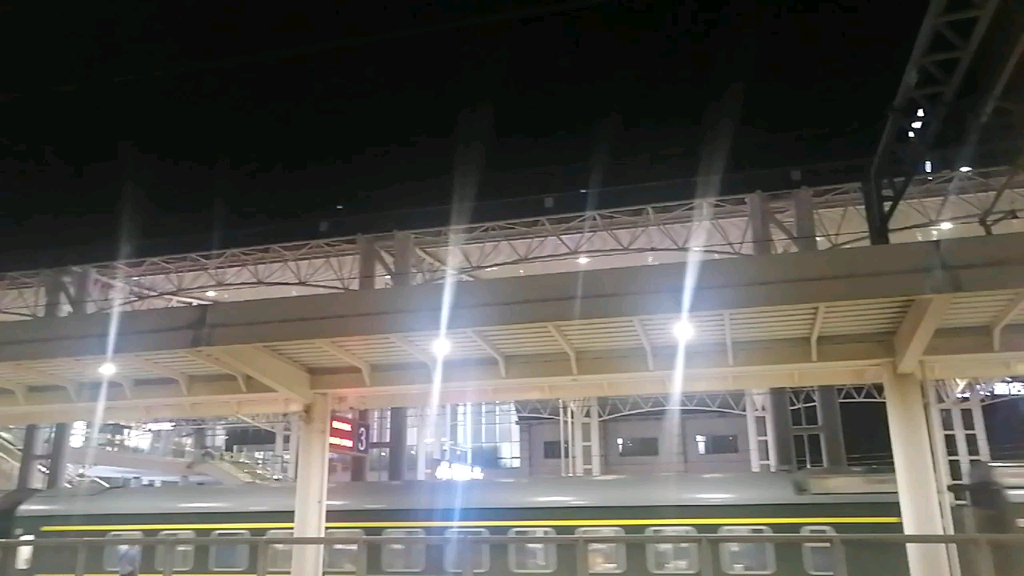 镇江站沪乌z304晚点出站