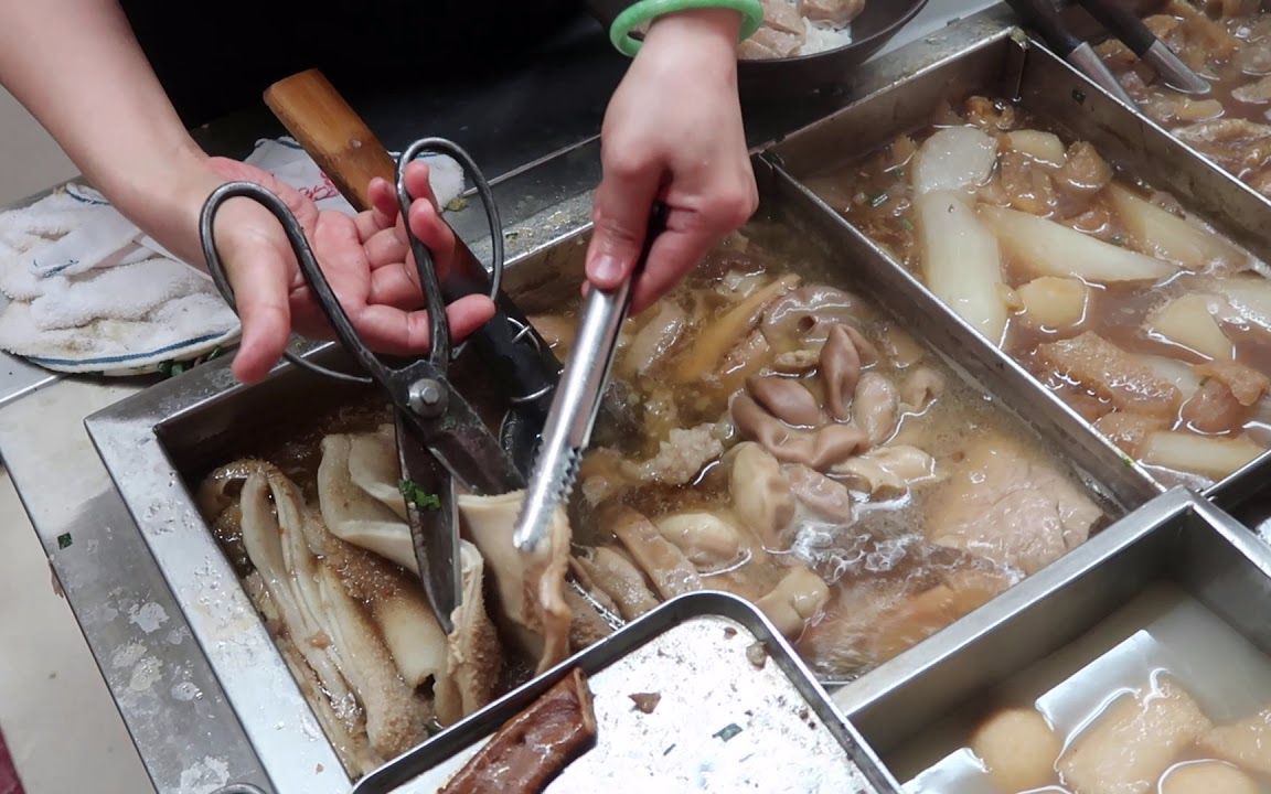 大叔香港街头卖牛杂,一口大锅全是精华,剪一碗30元!