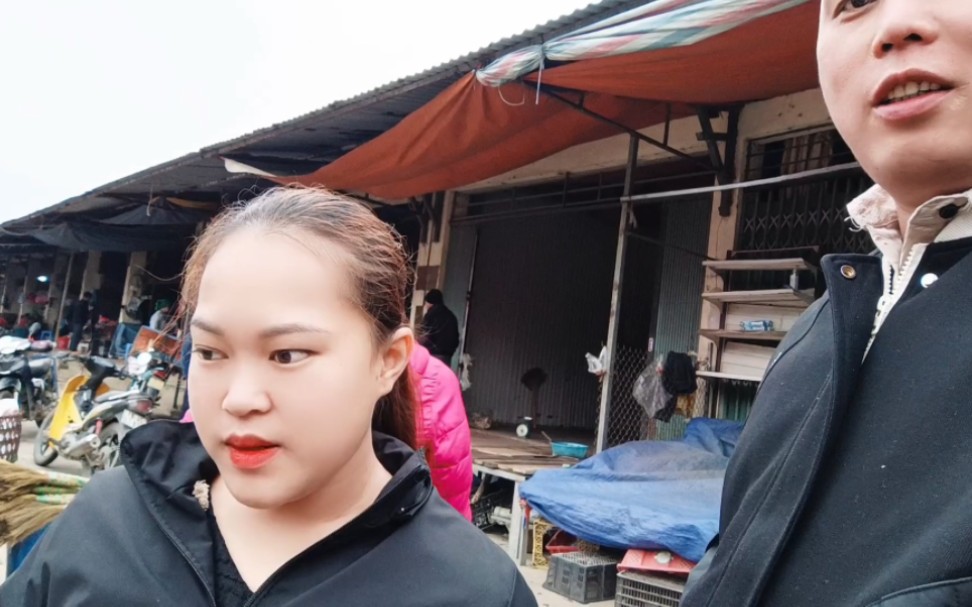 今天是赶集的日子,越南女朋友带我吃了很多美食,我感觉很幸福!