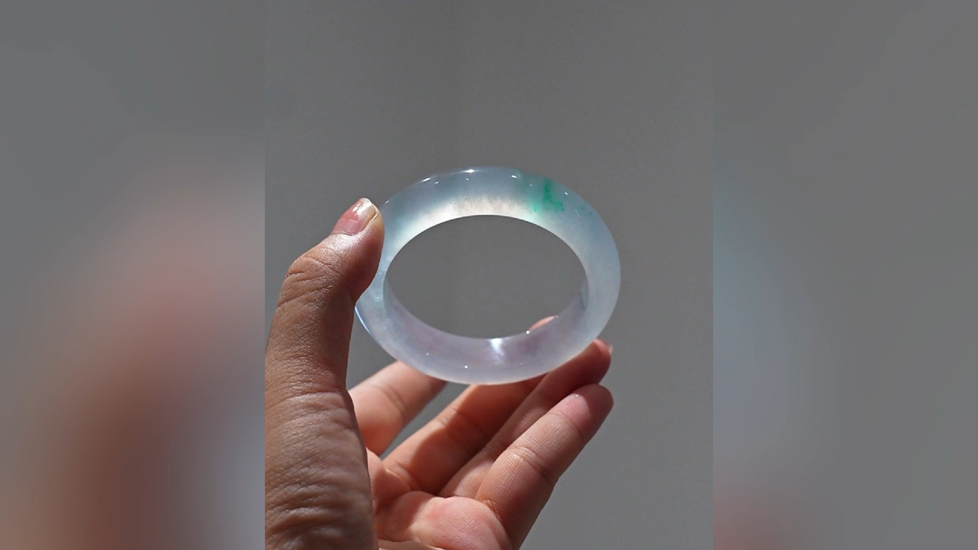 美人配美镯93毕业级金丝阳绿翡翠手镯