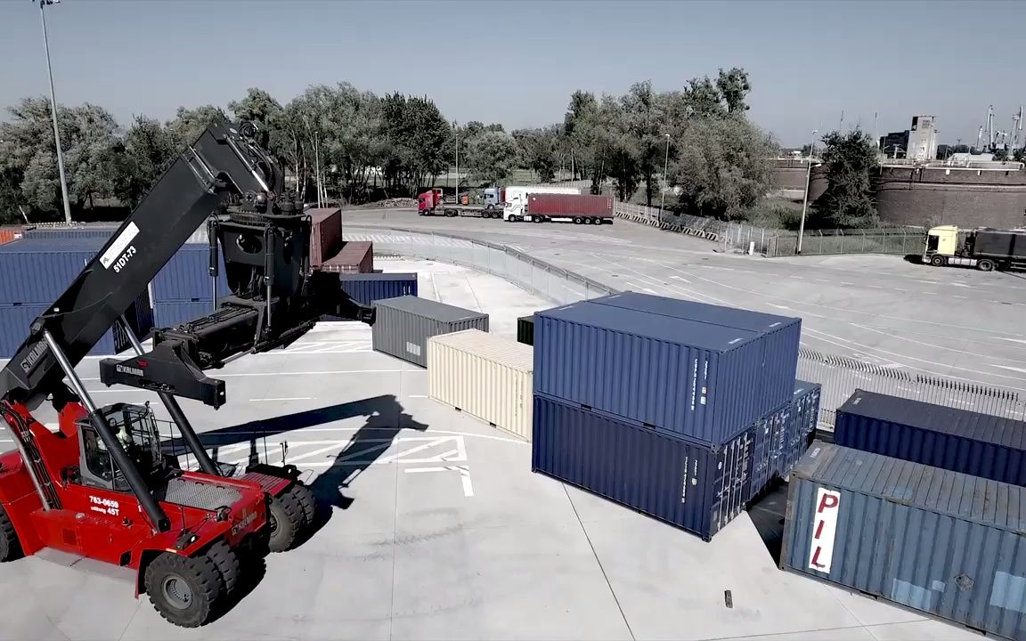 kalmar正面吊:装配倾斜吊具的卡尔玛堆垛机 kalmar reachstacker with
