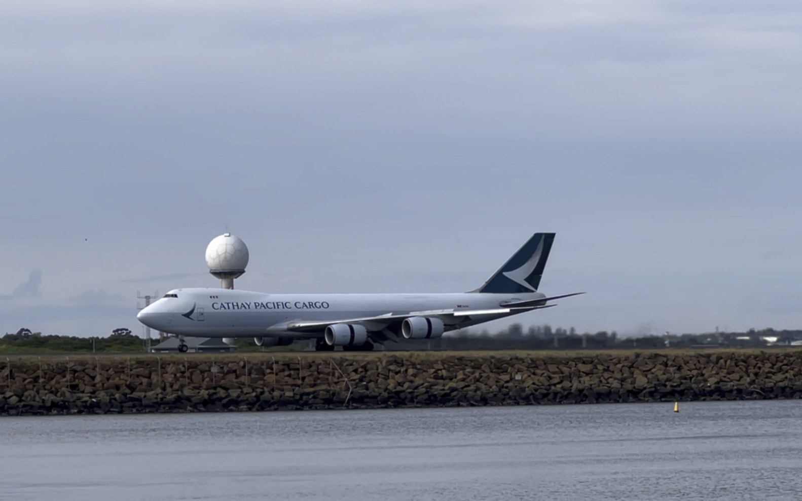 国泰航空b747货机降落悉尼国际机场
