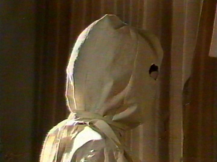 蒙面女侠露出真面目