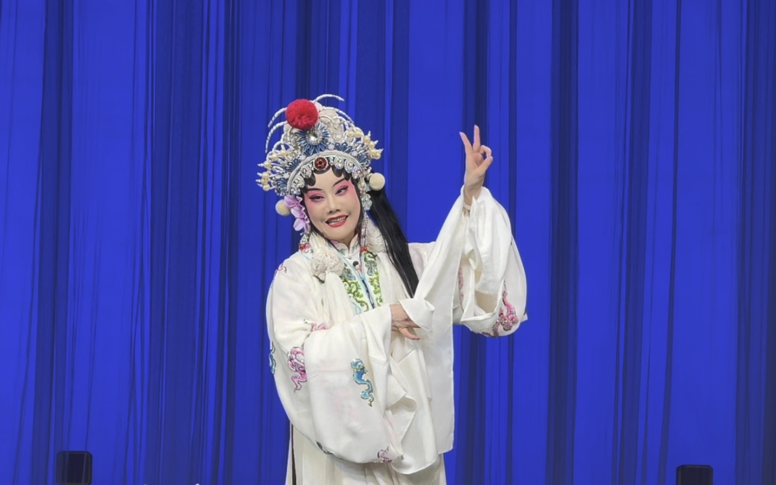 【朱虹】京剧《白蛇传》演出结束 应观众热情 朱虹连返两段 京剧